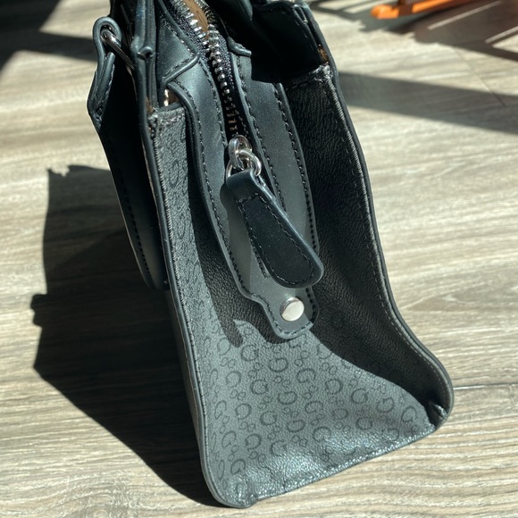 Multi compartment Guess structured back purse, some scratches on handle - Picture 8 of 12